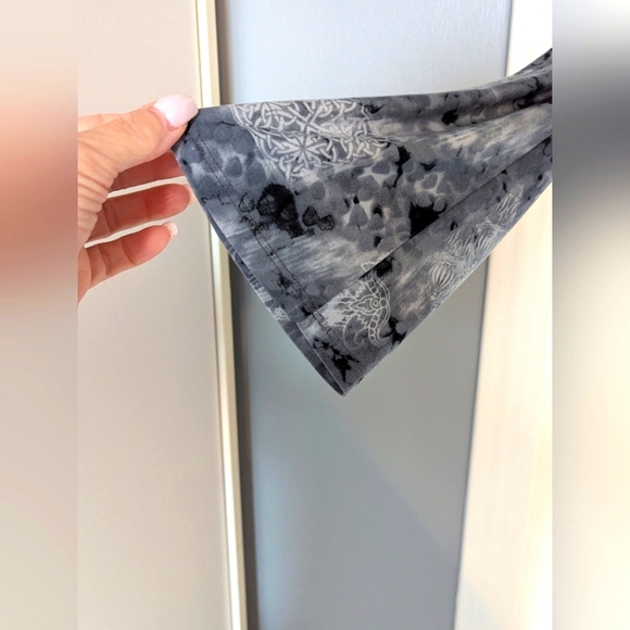 Women's (Size S/M) V-Neck Top With Faux Gathering Feature & Wide Sleeves - Picture 5 of 14